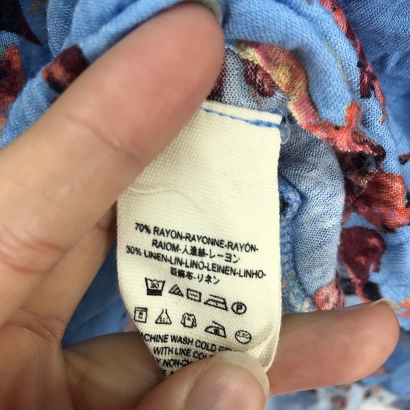 •We The Free• Sam Off Shoulder Floral Blue Top - Picture 4 of 4